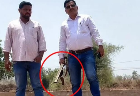 रायफल लेकर सरकारी कार्यों का निरीक्षण कर रहे उपयंत्री : सीईओ ने जारी किया नोटिस 1 Screenshot 20260620 134237.WhatsApp