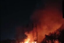 धमाकों से दहला पटाखा बाजार: सोनी पटाखा दुकान में लगी भीषण आग, पास में है पेट्रोल पंप, आग बुझाने का प्रयास अभी भी जारी 9 SmartSelect 20260612 052412 WhatsAppBusiness