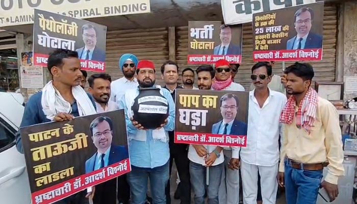 स्वास्थ्य अधिकारी पर भ्रष्टाचार के आरोप, समाजवादी पार्टी ने मालवीय चौक पर फोड़ा विरोध का मटका 1 Untitled 4 copy 10