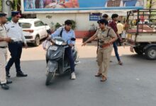 बोर्ड ऑफिस चौराहे पर पुलिस की सख्ती: हेलमेट और ट्रिपलिंग चेकिंग का चला बड़ा अभियान, दर्जनों वाहनों के चालान कटे 13 WhatsApp Image 2026 06 03 at 14.05.01