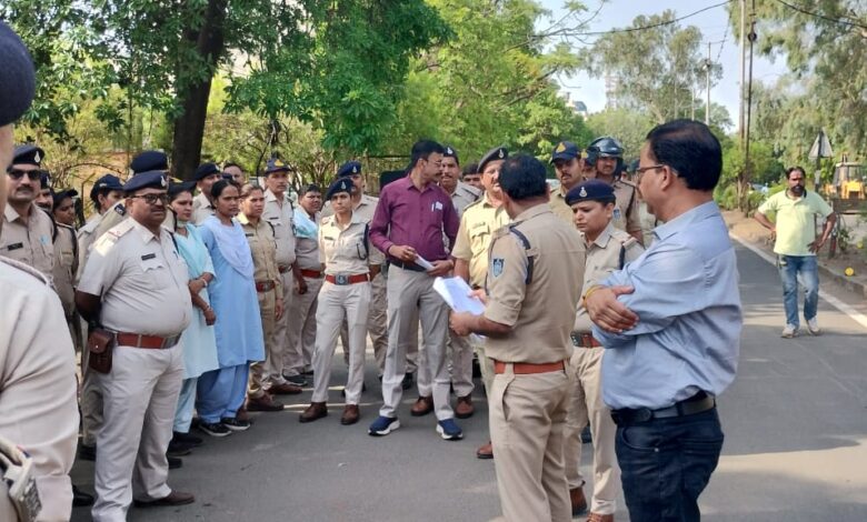 ग्लोबल स्किल पार्क के सामने चला अतिक्रमण हटाओ अभियान, 70 दुकानें और 42 झुग्गियां हटाईं - 10 करोड़ रुपये मूल्य की शासकीय भूमि अतिक्रमण मुक्त, फोरलेन सड़क और ब्रिज निर्माण का रास्ता साफ 1 WhatsApp Image 2026 06 07 at 09.51.25