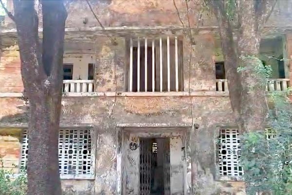 भगवान भरोसे डॉक्टर्स कॉलोनी: जर्जर मकान, टूटी सड़कें और चोरों के साए में जी रहे चिकित्सक 1 WhatsApp Image 2026 06 08 at 10.26.48