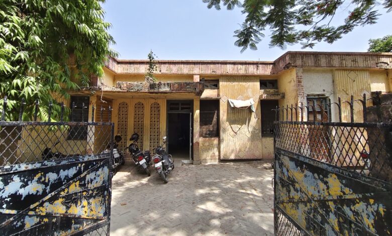 जर्जर मौत की इमारत में चल रहा सचिवों का दरबार ब्लॉक मुख्यालय के सामने बना रखा है अवैध कार्यालय 1 WhatsApp Image 2026 06 08 at 19.44.16