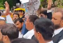 महिला अधिवक्ता की मौत से वकीलों में आक्रोश : डॉक्टरों संग टकराव बढने की आशंका, विरोध प्रदर्शन 11 WhatsApp Image 2026 06 08 at 20.05.20