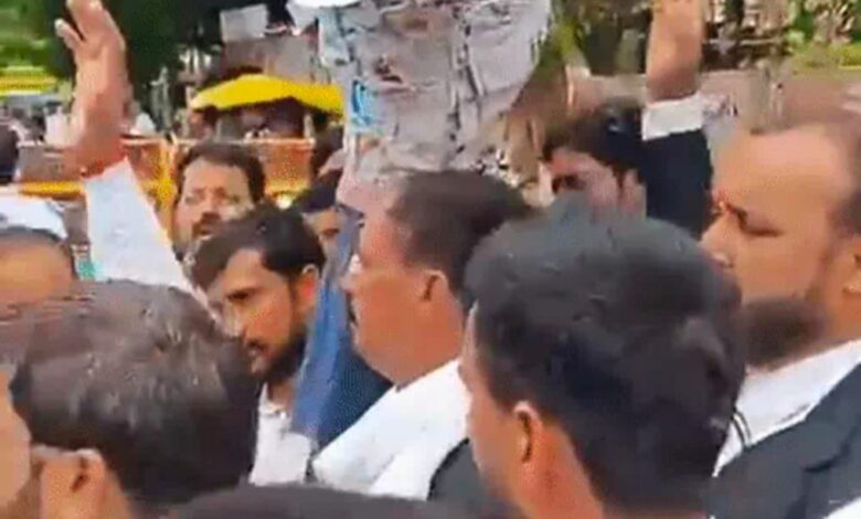 महिला अधिवक्ता की मौत से वकीलों में आक्रोश : डॉक्टरों संग टकराव बढने की आशंका, विरोध प्रदर्शन 1 WhatsApp Image 2026 06 08 at 20.05.20