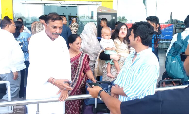 भोपाल-बेंगलुरु फ्लाइट रोके जाने पर सियासत गरम, सज्जन सिंह वर्मा ने सरकार पर लगाया दबाव का आरोप 1 WhatsApp Image 2026 06 09 at 16.02.42