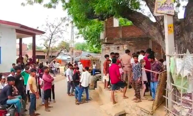 बाराबंकी में सनसनी: 25 साल के युवक की संदिग्ध मौत, फंदे पर लटकी मिली लाश; इलाके में मची खलबली 1 WhatsApp Image 2026 06 12 at 15.06.37 1