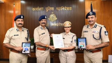 किलिमंजारो फतह कर लौटीं दीपिका गौतम, डीजीपी ने किया सम्मानित 6 WhatsApp Image 2026 06 19 at 11.59.24