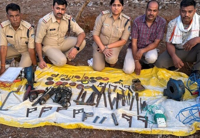 प्रदेशभर में अवैध हथियारों पर पुलिस का शिकंजा, 15 दिन में 52 हथियार जब्त 1 WhatsApp Image 2026 06 23 at 11.44.12