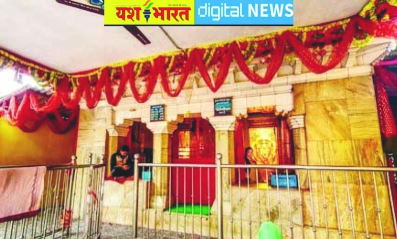 विजयराघवगढ़ के प्रसिद्ध शारदा मंदिर में चोरी, चांदी के 2 मुकुट, 2 छत्र, सोने का लॉकेट पर किया हाथ साफ, सबूत मिटाने सीसीटीव्ही कैमरे का डीव्हीआर भी ले गए चोर 1 01 20
