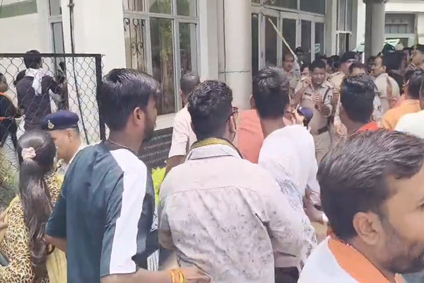 सेंट एलॉयसियस स्कूल में हिंदू संगठन ने की तोड़फोड़,धर्म परिवर्तन के आरोप पर बवाल,देखे वीडियो ... 1 01 24