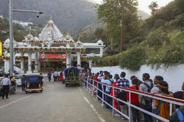खराब मौसम का असर: माता वैष्णो देवी और अमरनाथ यात्रा अस्थायी रूप से स्थगित 2 01 5