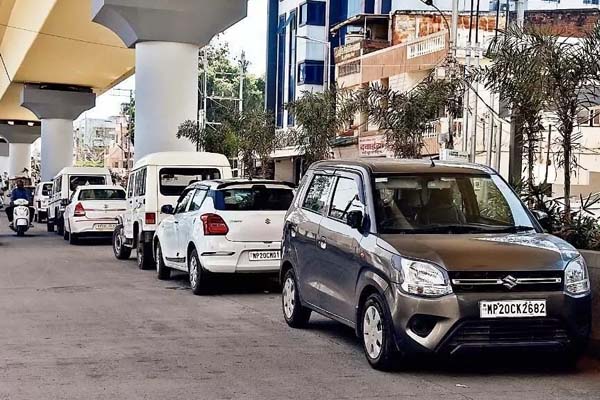 फ्लाईओवर बना, लेकिन नीचे 'अवैध पार्किंग' का राज, यातायात विभाग की लापरवाही से रोज घुट रहा शहर 1 012 1