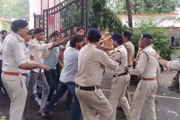 एफआईआर के विरोध में युवा कांग्रेस-एनएसयूआई ने किया एसपी कार्यालय घेराव 1 013 2