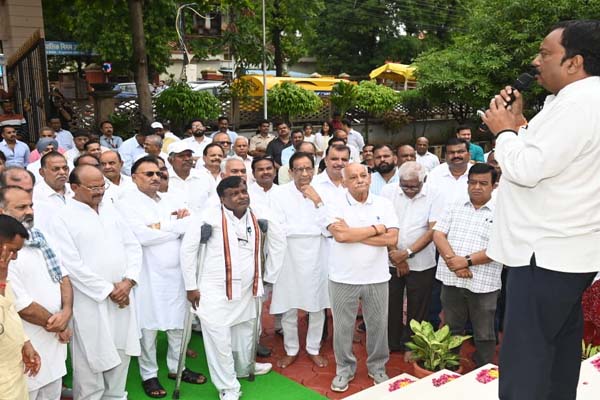 पूर्व महापौर पं. विश्वनाथ दुबे की 87वीं जयंती पर भावभीनी श्रद्धांजलि, जनसेवा के आदर्शों को किया याद 3 015