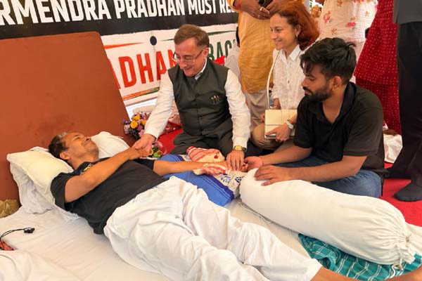 सोनम वांगचुक से मिले राज्यसभा सांसद विवेक तन्खा, संघर्ष को बताया देश की अमूल्य धरोहर 1 016
