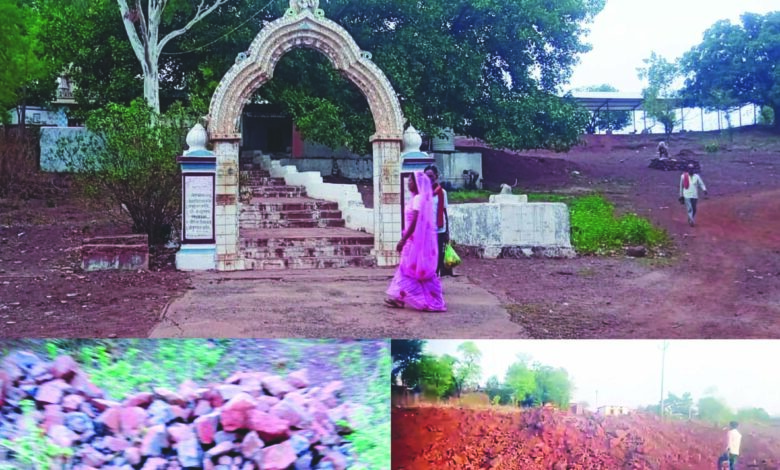धार्मिक स्थलों को भी नहीं बख्श रहे खनन माफिया, कन्हवारा के प्राचीन शिव मंदिर के पास तालाब के पीछे आयरन का अवैध उत्खनन, मशीनों की बजाए मजदूरों को लगाकर की जा रही खुदाई 1 02 19