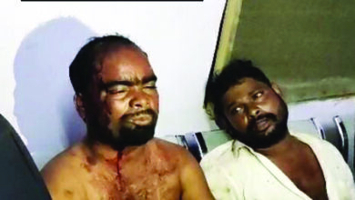 शादी में नहीं बुलाने पर गांव में भडक़ा विवाद, दो पक्षों के बीच जमकर चले लाठी-डंडे, पांच गंभीर रूप से घायल 10 02 22
