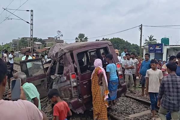 खुले रेलवे फाटक ने ली दो मासूमों की जान, मुर्शिदाबाद में ट्रेन की टक्कर से स्कूल वैन के उड़े परखच्चे 1 02 5