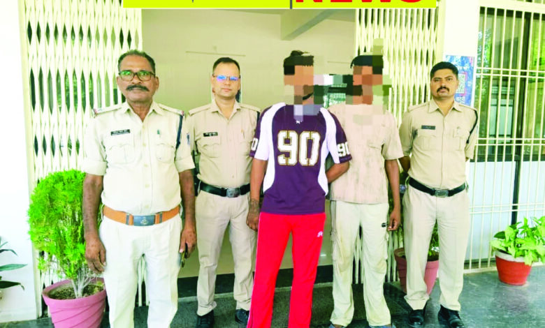 सिटी मॉल के सामने चाकूबाजी के दो आरोपी गिरफ्तार, पुरानी रंजिश के चलते अंजाम दी वारदात, चाकू एवं स्कूटी जब्त 1 02 6