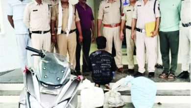 स्कूटी से गांव-गांव शराब की तस्करी, रीठी पुलिस के हत्थे चढ़ा शराब तस्कर, 300 पाव अवैध शराब, स्कूटी व मोबाइल जब्त 8 03 12