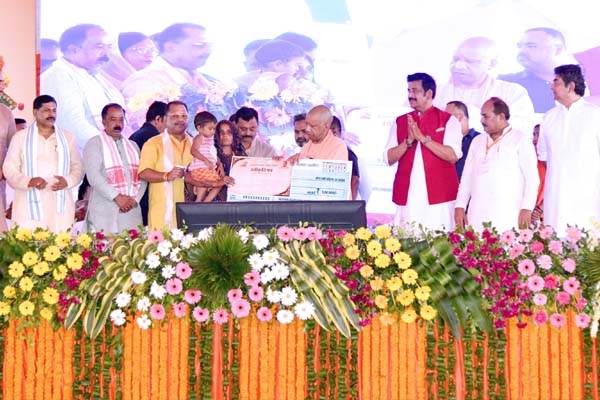 मुख्यमंत्री योगी आदित्यनाथ ने कुशीनगर को दी विकास की ऐतिहासिक सौगात 1 03 19