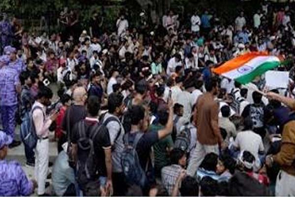 संसद मार्च से पहले जंतर-मंतर पर हंगामा, प्रदर्शनकारियों को पुलिस ने रोका 1 05 3