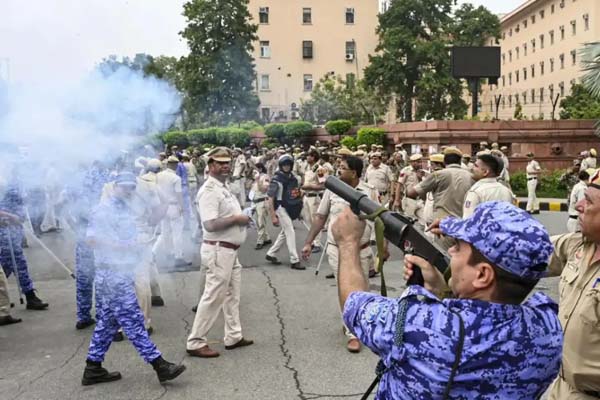 संसद मार्च पर पुलिस कार्रवाई के खिलाफ दिल्ली हाईकोर्ट में जनहित याचिका 1 05 4