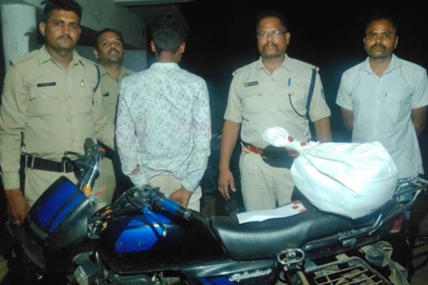 ग्राहक का इंतजार कर रहे गांजा तस्कर को पुलिस ने दबोचा,96 हजार का गांजा बरामद 1 06 13
