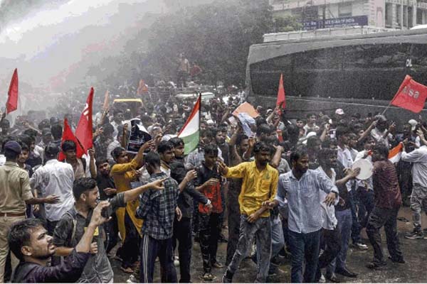 पटना में पेपर लीक के विरोध में बवाल, छात्रों और पुलिस में झड़प; 1 07 2