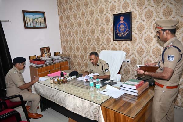 पुलिस अधीक्षक ने किया रांझी थाने का वार्षिक निरीक्षण, लंबित मामलों को जल्द निपटाने के निर्देश 1 07 4