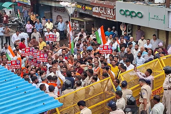 शराब दुकान पर तालाबंदी का प्रयास, पुलिस ने रोका; गोरा बाजार संघर्ष समिति ने उठाई दुकान बंद करने की मांग 1 08 1