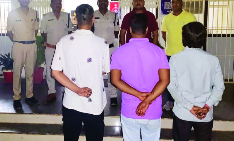 नशे के कारोबार पर पुलिस ने कसा शिकंजा, चाकूबाज बदमाशों की पुलिस ने कराई परेड, अपराधों से दूर रहने की दी हिदायत 1 101 1