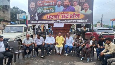दिल्ली के जंतर-मंतर में छात्रों पर हुए लाठीचार्ज के विरोध में पुरानी कचहरी चौक पर प्रदर्शन 14 20260723 125129