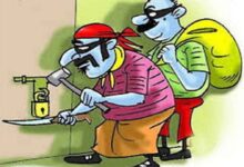 चोरों ने किराना दुकान का ताला तोड़कर उड़ाई 50 हजार की नगदी और सामान 7 2 1605000234