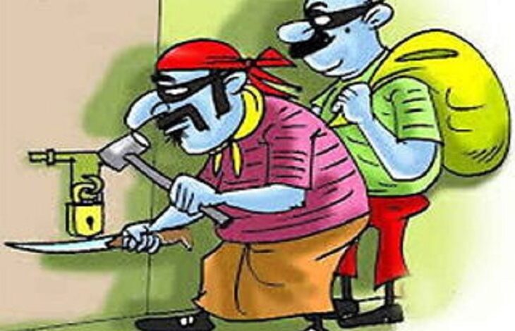 चोरों ने किराना दुकान का ताला तोड़कर उड़ाई 50 हजार की नगदी और सामान 1 2 1605000234