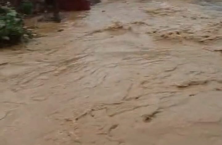 कटंगी में झमाझम बारिश से बाढ़ जैसे हालत, घरों दुकानों में घुसा पानी 1 IMG 20260702 WA0022
