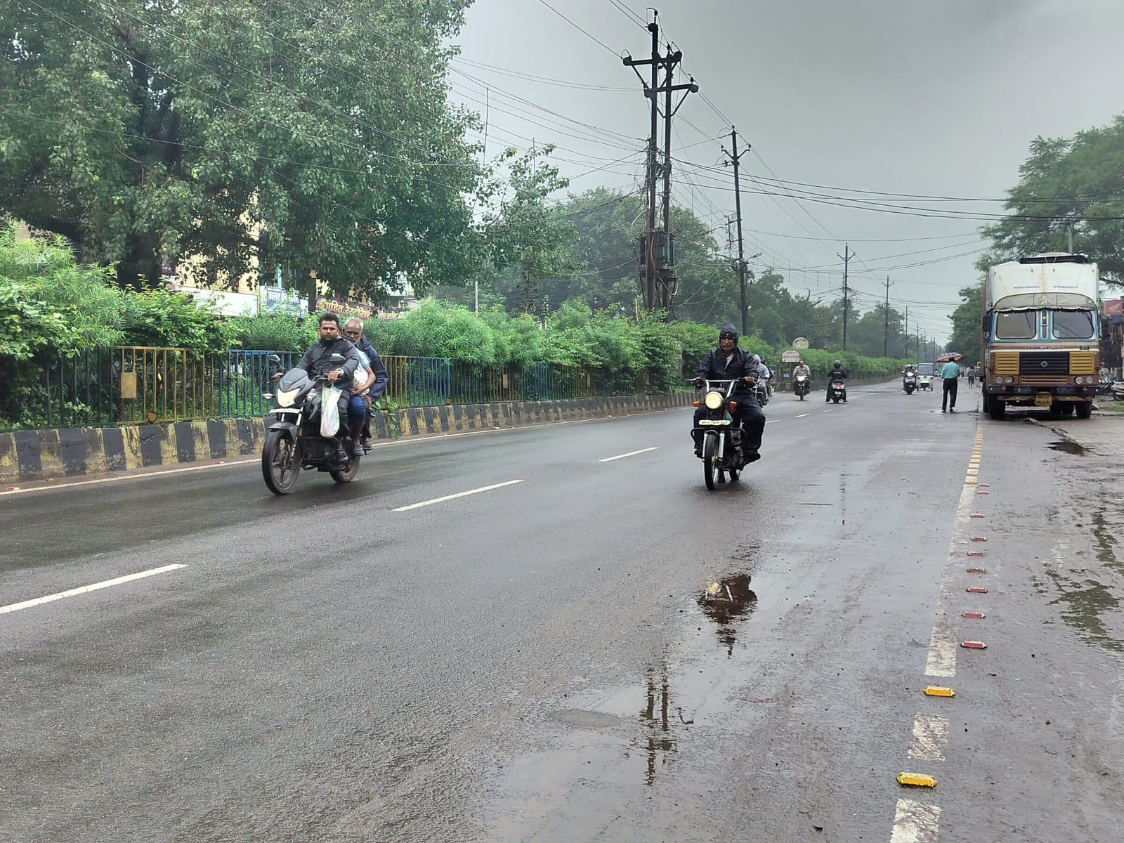 मानसून एक्टिव : कटनी में झमाझम बारिश, कई इलाकों में जलभराव की आशंका, निचली बस्तियों पर नजर रख रहा नगर निगम 2 IMG 20260702 WA0807