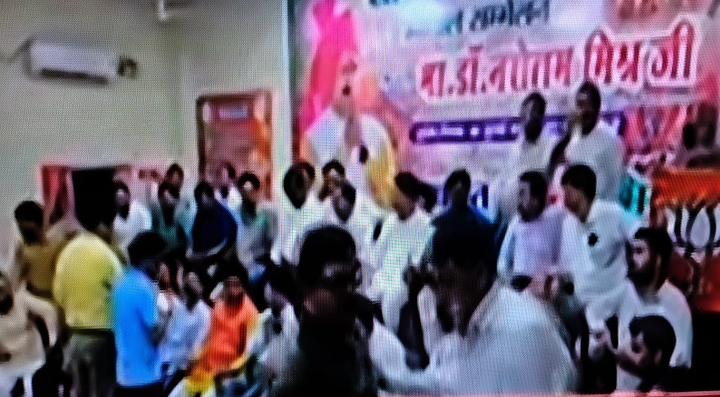 ब्रेकिंग : नरोत्तम की प्रेशर पॉलिटिक्स के बीच दतिया में जबरदस्त विरोध, भाजपा कार्यालय में कार्यकर्ताओं ने जड़ा ताला, जिलाध्यक्ष समेत जिला पदाधिकारियों और पार्षदों ने दिए इस्तीफे, भाजपा में दिल्ली तक हलचल 2 IMG 20260710 WA1049 1