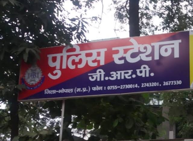 11 साल बाद शिकंजे में आया सांसी गैंग का शातिर , ट्रेनों में बैग काटकर करता था लाखों की चोरी 15 वारंटों से बचता रहा आरोपी, गुवाहाटी जेल से भोपाल लाई जीआरपी 1 IMG 20260712 WA00031
