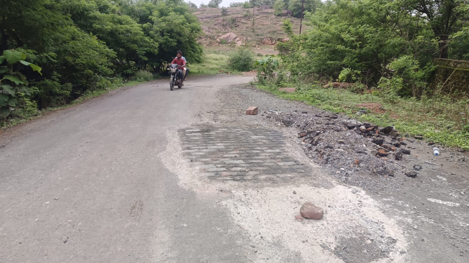 बारिश से पहले सड़कों को दुरुस्त करने में जुटा नगर निगम 2 IMG 20260713 WA0055