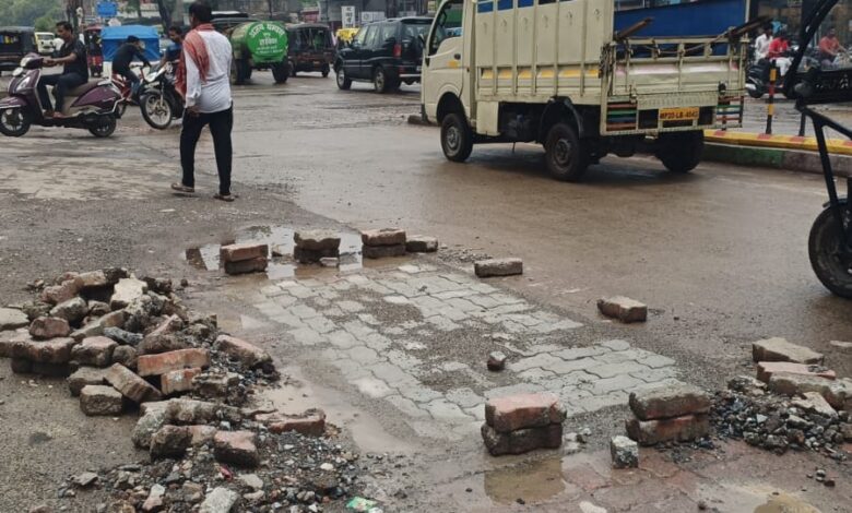 बारिश से पहले सड़कों को दुरुस्त करने में जुटा नगर निगम 1 IMG 20260713 WA0060