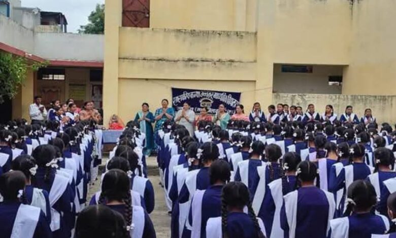 प्रदेश के 3,553 शासकीय स्कूलों के विद्यार्थियों ने 274 सांदीपनि विद्यालयों का किया शैक्षणिक भ्रमण स्मार्ट क्लास रूम, प्रयोगात्मक शिक्षण व्यवस्था और आधुनिक शिक्षण संसाधनों के बारे में प्राप्त की जानकारी 1 IMG 20260716 WA00091