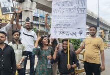 सोनम वांगचुक की गिरफ्तारी के विरोध में भोपाल में छात्रों का प्रदर्शन बोर्ड ऑफिस चौराहे पर केंद्रीय शिक्षा मंत्री के इस्तीफे की मांग, शिक्षा व्यवस्था में पारदर्शिता की उठाई आवाज 4 IMG 20260719 WA0003
