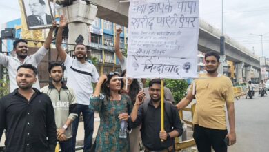 सोनम वांगचुक की गिरफ्तारी के विरोध में भोपाल में छात्रों का प्रदर्शन बोर्ड ऑफिस चौराहे पर केंद्रीय शिक्षा मंत्री के इस्तीफे की मांग, शिक्षा व्यवस्था में पारदर्शिता की उठाई आवाज 8 IMG 20260719 WA0003