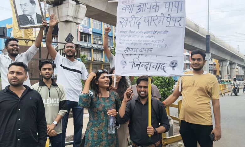 सोनम वांगचुक की गिरफ्तारी के विरोध में भोपाल में छात्रों का प्रदर्शन बोर्ड ऑफिस चौराहे पर केंद्रीय शिक्षा मंत्री के इस्तीफे की मांग, शिक्षा व्यवस्था में पारदर्शिता की उठाई आवाज 1 IMG 20260719 WA0003
