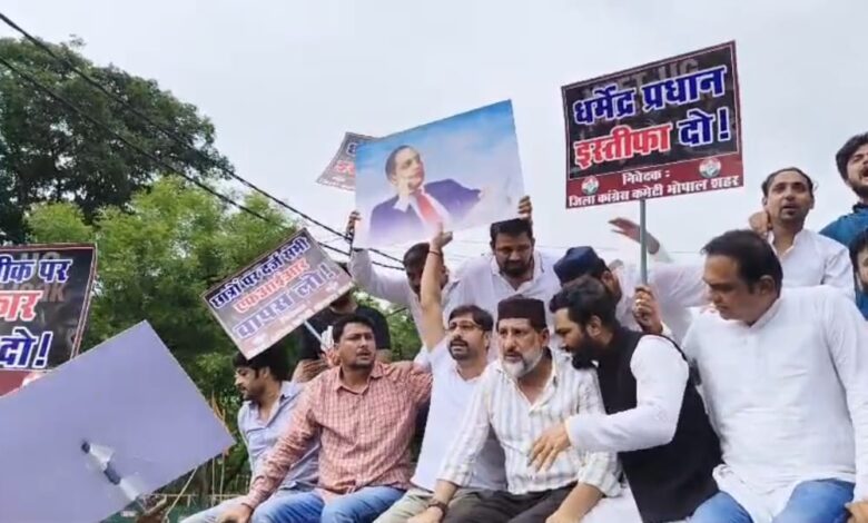 भाजपा कार्यालय घेरने निकली कांग्रेस को पुलिस ने बैरिकेडिंग पर रोका , राहुल गांधी की गिरफ्तारी, छात्रों पर लाठीचार्ज और शिक्षा मंत्री धर्मेंद्र प्रधान के इस्तीफे की मांग, पुलिस से धक्का-मुक्की, कांग्रेस कार्यकर्ताओं में भी दिखी नोकझोंक 1 IMG 20260723 WA00041