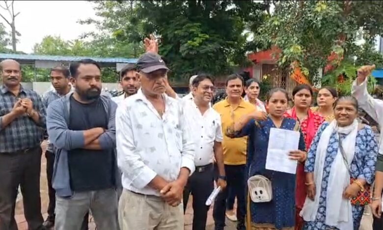 जेपी अस्पताल में 21 कर्मचारियों की सेवाएं समाप्त 15 से 20 साल से कार्यरत स्टाफ को बिना सूचना हटाने का आरोप, परिवारों पर रोजी-रोटी का संकट 1 IMG 20260724 WA0001