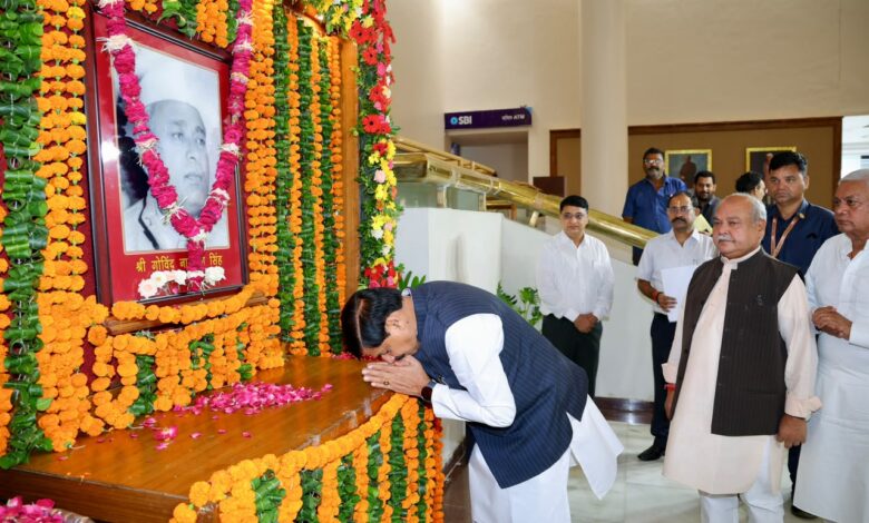पूर्व मुख्यमंत्री गोविंद नारायण सिंह की जयंती पर मुख्यमंत्री ने दी श्रद्धांजलि विधानसभा के सेंट्रल हॉल पुष्प अर्पित कर किया नमन 1 IMG 20260725 WA0005