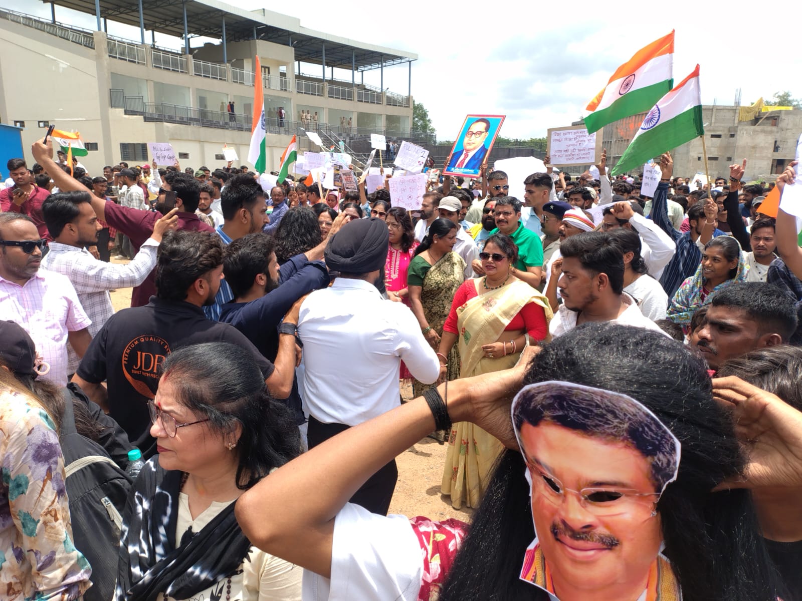 कटनी की सड़कों पर हजारों छात्रों का पैदल मार्च, मांगा धर्मेंद्र प्रधान का इस्तीफा, हाथों में तख्तियाँ लेकर प्रदर्शन में शामिल छात्र बोले - अब नहीं चलेगी सरकार की मनमानी, देखें vedio 6 IMG 20260725 WA0675